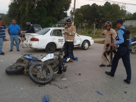 Dos policías resultan heridos tras accidente entre motocicleta y taxi en La Lima, Cortés