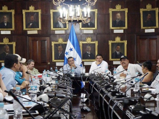 Gobierno y sectores sociales analizan el impacto que tendría demanda del transporte