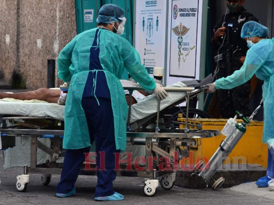 Se agotan espacios y hospitales móviles aún vienen en camino