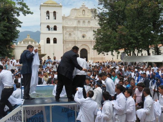 En un acto público se bautizan 310 personas en Comayagua