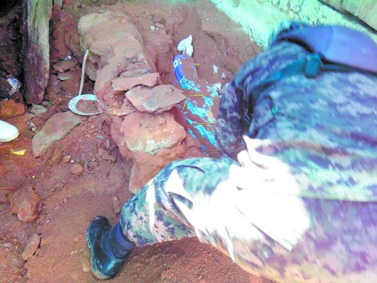 Hallan arsenal enterrado en antiguo narcolaboratorio