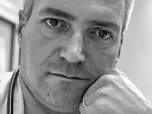 Los inquietantes mensajes que delatan al médico acusado de matar a pacientes con covid-19 para liberar camas (FOTOS)