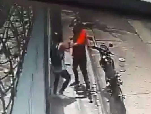 VIDEO: Hombre golpea y asalta a una mujer en la colonia Alameda de Tegucigalpa