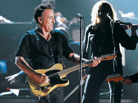 Resultado de autopsia de Whitney Houston retenido 'por seguridad'