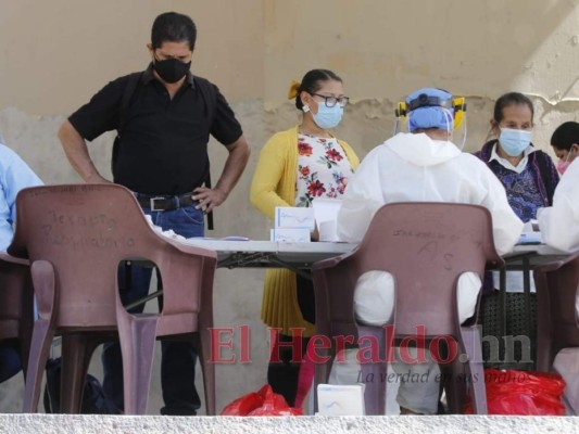 Salud realiza brigadas médicas contra el covid-19 en el Parque Central de Tegucigalpa