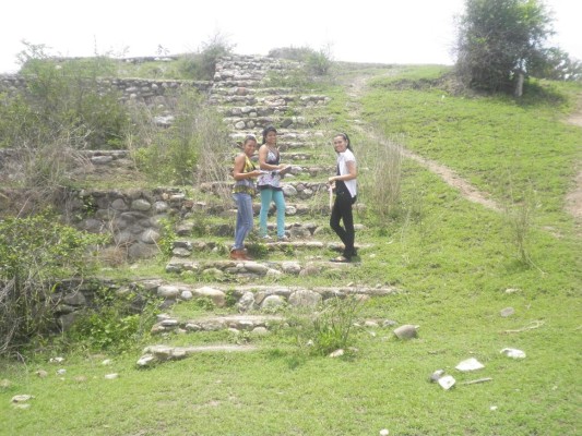 Vestigios lencas envueltos entre la maleza y abandono