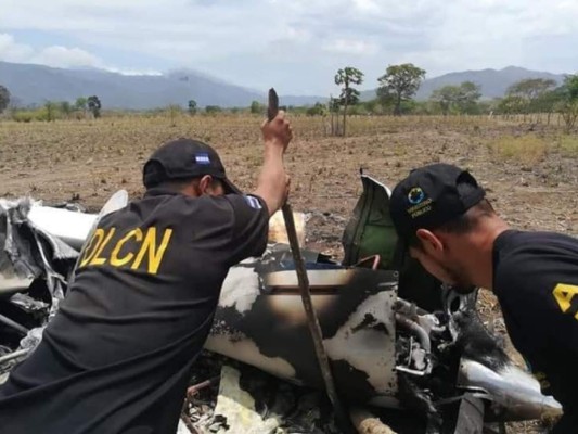 Hallan una narcoavioneta en llamas en medio de una pista clandestina en Olancho