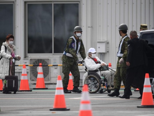 Pasajeros salen del crucero en Japón tras 14 días en cuarentena