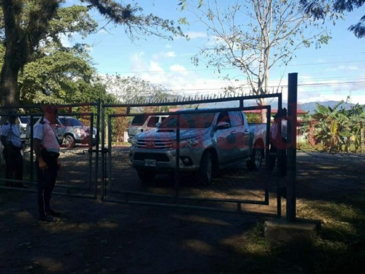 Marlon Escoto estacionó su vehículo en el portón principal de la Universidad de Agricultura.