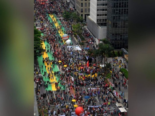 Cientos de manifestantes participan en una protesta contra el presidente brasileño Jair Bolsonaro, en Sao Paulo, Brasil, el 2 de octubre de 2021. Foto: AFP