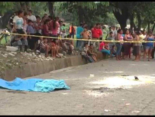 Queman viva a adolescente tras acusarla de matar a transportista