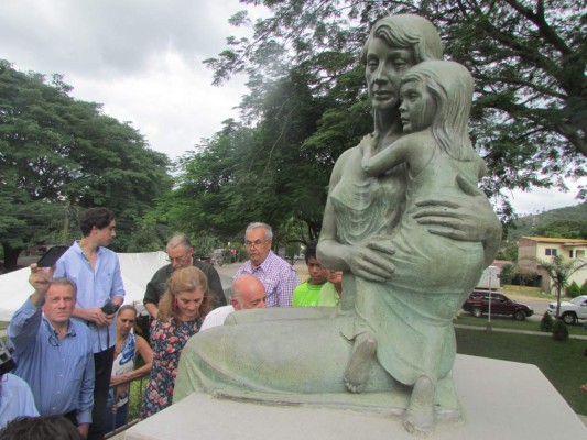 Depositan las cenizas del escultor Mario Zamora en Danlí