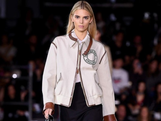 Kendall Jenner sorprende con cambio de look durante pasarela&nbsp;&nbsp;