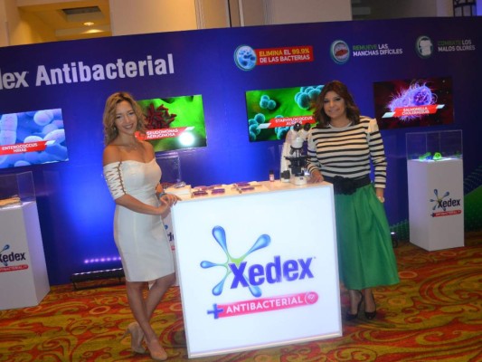 Alejandra Altamirano y Marcela Suazo durante la presentación de Xedex Antibacterial, el nuevo detergente en polvo lanzado en el mercado nacional por Unilever.