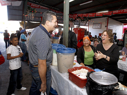Embajadora de Estados Unidos se va de compras al mayoreo