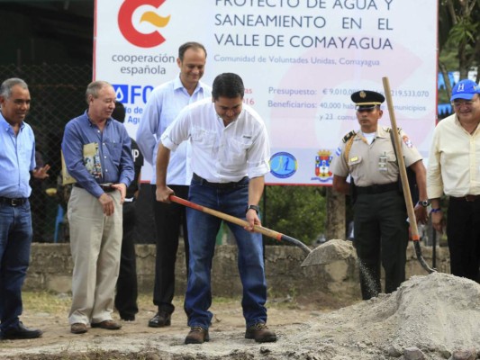 Colocan la primera piedra de millonario sistema de agua potable