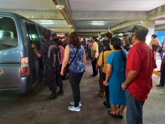 De pie y bajo el sol: así fue la jornada de vacunación de adultos mayores en El Salvador