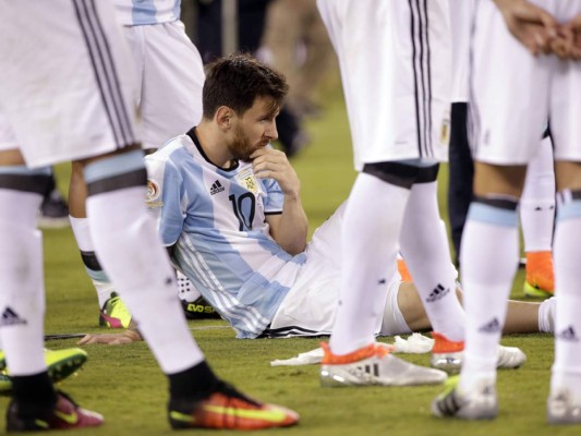 Redes sociales no aceptan renuncia de Lionel Messi