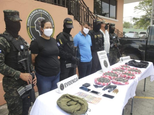 Caen presuntos traficantes de municiones y armas, entre ellos un elemento de seguridad del Estado