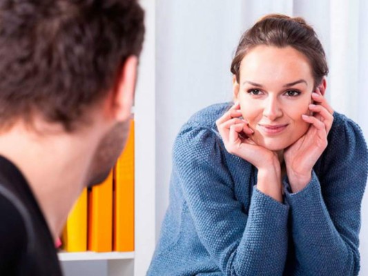 ¿En qué se fijan las mujeres al conocer a un hombre?
