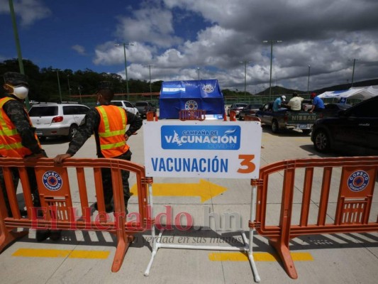 Largas filas y aglomeración: así inició la quinta jornada de vacunación en Tegucigalpa