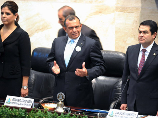 'Pepe' Lobo anuncia decreto para regular la libertad de expresión