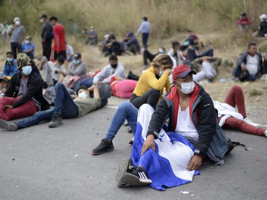 Cansados, sitiados y con hambre, la desesperación en el rostro de migrantes que piden les dejen continuar travesía (FOTOS)