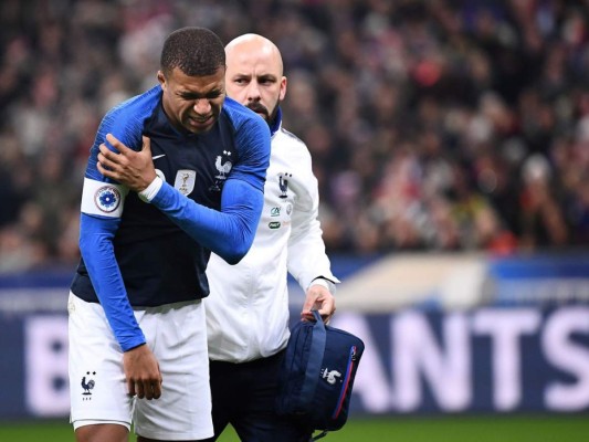 Mbappé se lesiona en un hombro en el Francia-Uruguay 