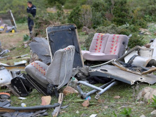 Hecho pedazos, así quedó el bus que se accidentó en Túnez y dejó 24 muertos