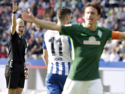 Primera mujer árbitro hace su debut en la Bundesliga