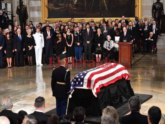 Funeral: John McCain regresa al Capitolio de EEUU por última vez y sus colegas lo despiden