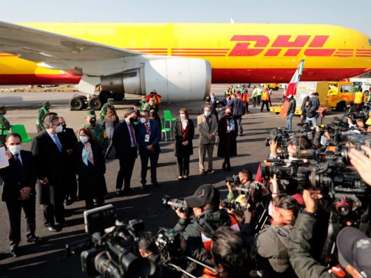 México recibe el primer lote de 3,000 vacunas contra el covid-19