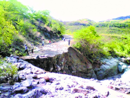 Incomunicados vecinos del municipio de Morolica