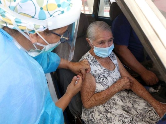 Así continúa vacunación contra covid-19 para adultos mayores en varios puntos de la capital (FOTOS)
