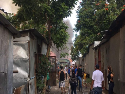 Pavoroso incendio destruye varios comercios en el centro de San Pedro Sula (Fotos)