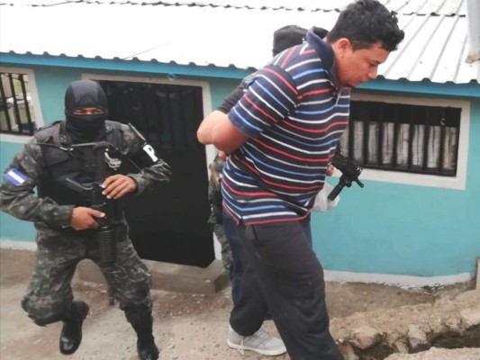 Droga, armas e indumentaria policial: La captura de cuatro pandilleros de la 18 en la capital (FOTOS)