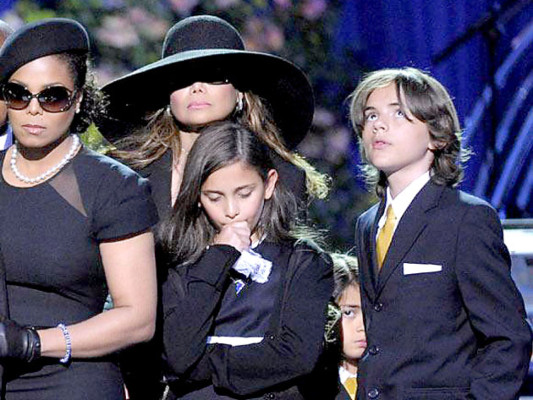 La madre de Michael Jackson recupera la custodia de los hijos del cantante