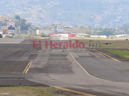 Las imágenes que dejó la protesta de empleados de aeronáutica para exigir pagos y vacuna