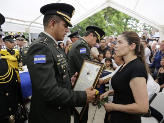 FOTOS: Desgarrador entierro del oficial de la FNAMP muerto en combate