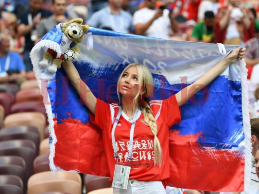 Las guapas mujeres que adornan el Mundial en el duelo España vs Rusia