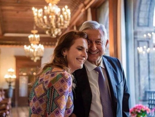 La mujer que aparece en Google al consultar quién es la novia de AMLO