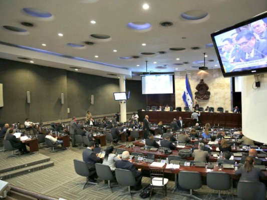 Twitter se pone serio y suspende cuentas del Congreso, Mauricio Oliva y bancada nacionalista