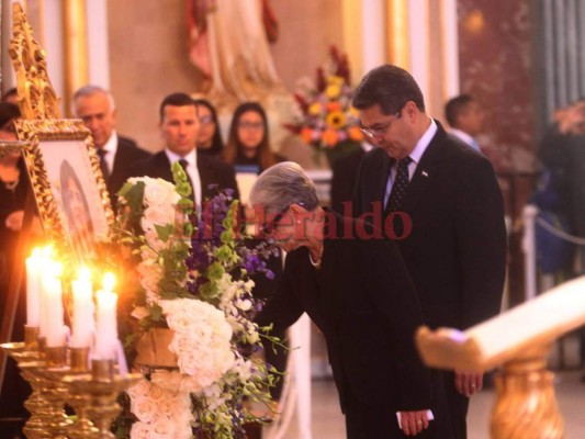 Juan Orlando se quiebra al dedicar palabras a su hermana Hilda Hernández: 'Gracias Hilda, gracias por todo lo que hiciste'