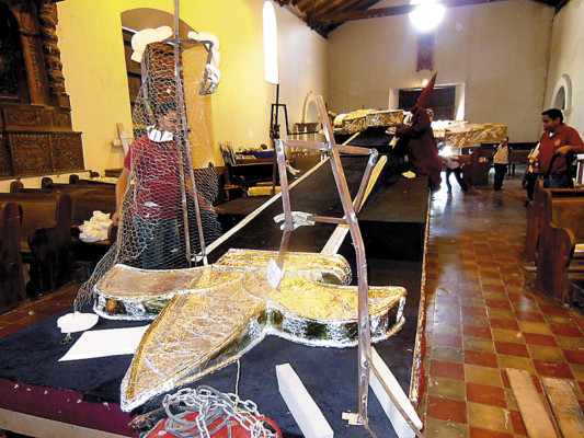 Jóvenes entregan sus oraciones y sacrificio a Jesús Nazareno