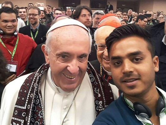Selfie de paquistaní con el papa Francisco se vuelve viral