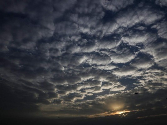 El sol se pone tras las nubes en Calcuta, en el estado indio de Bengala Occidental, India. Foto: AP.