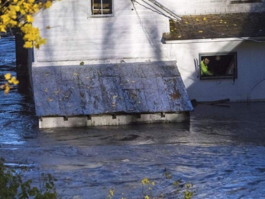 Dos muertos y miles sin electricidad por tormentas en EE UU