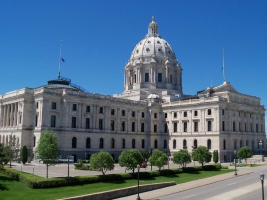 Minnesota se une a demanda contra Trump por inmigración