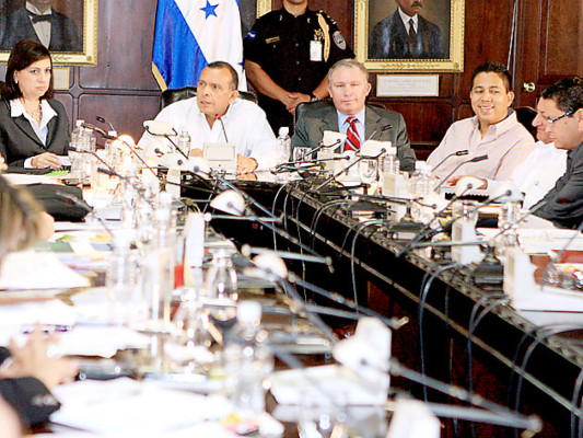 'Pepe' Lobo advierte a auxiliares de enfermería que no va a negociar con ellas