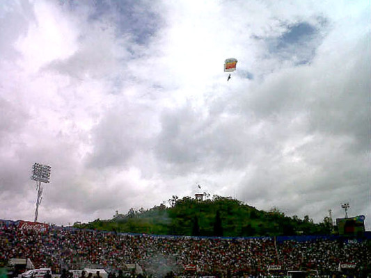 Euforia en estadio Nacional por descenso de paracaidistas